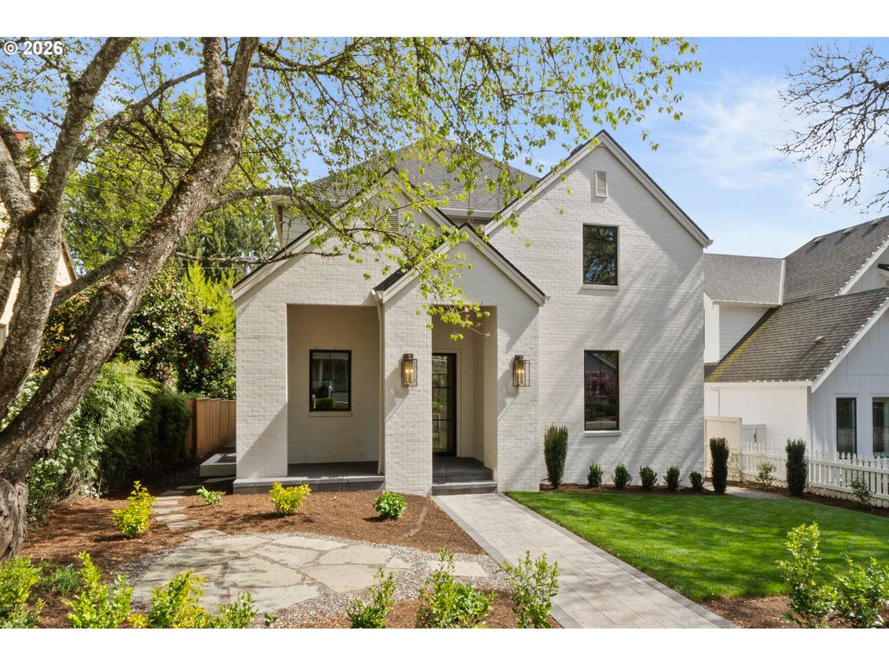 555 6TH St - Photo 1