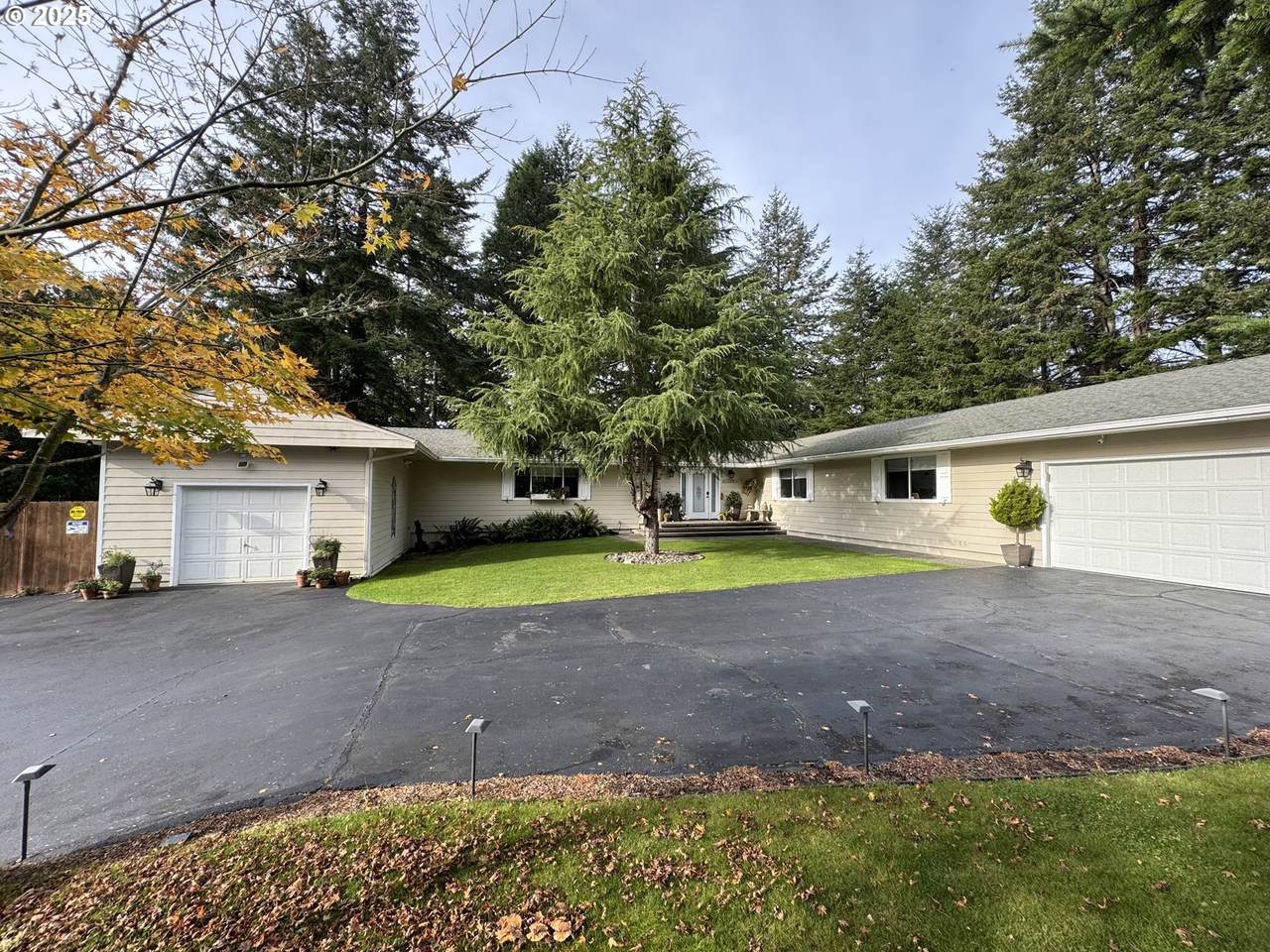 1099 Parkview Dr - Photo 1