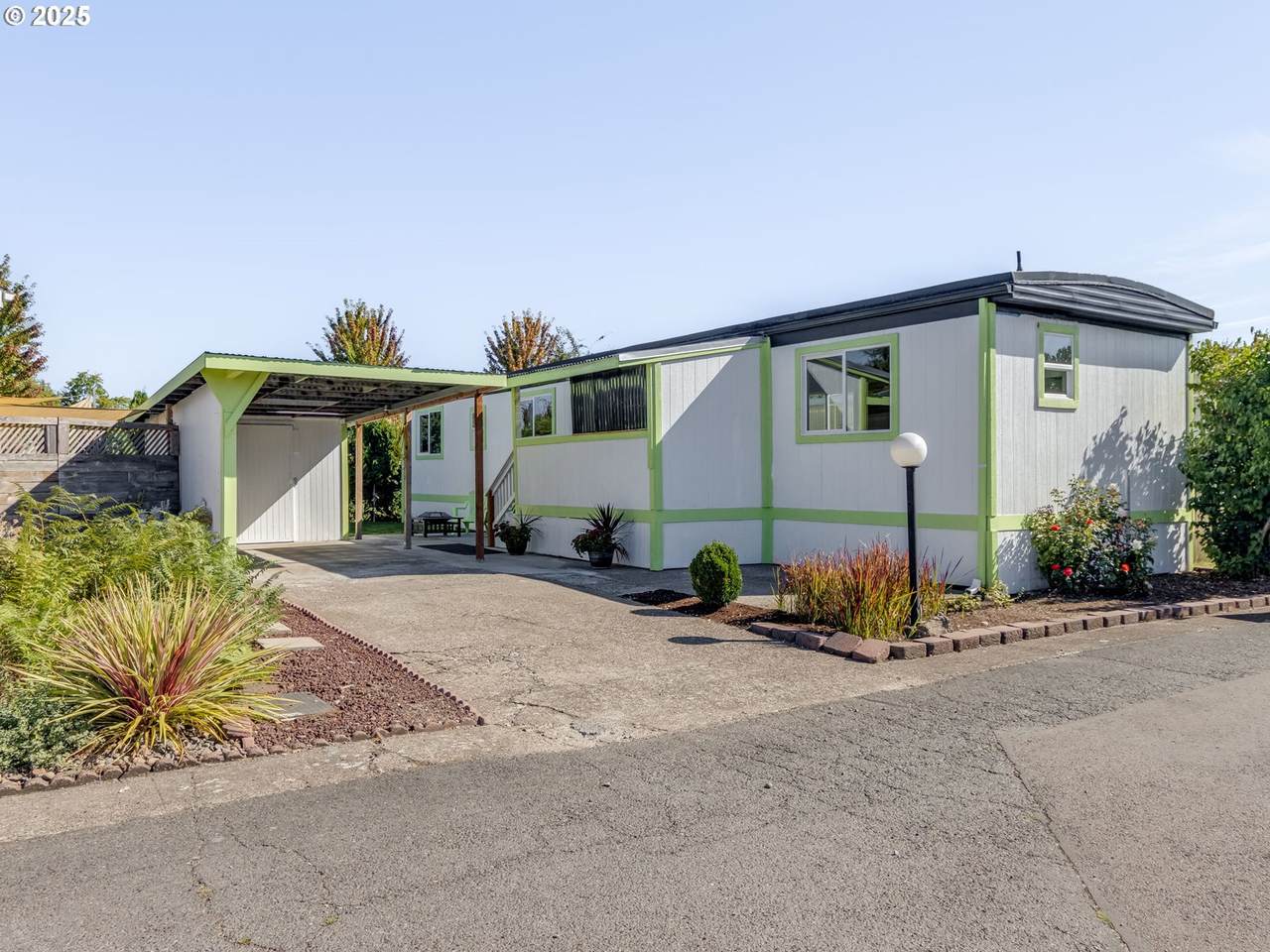 612 Cascade Dr - Photo 1