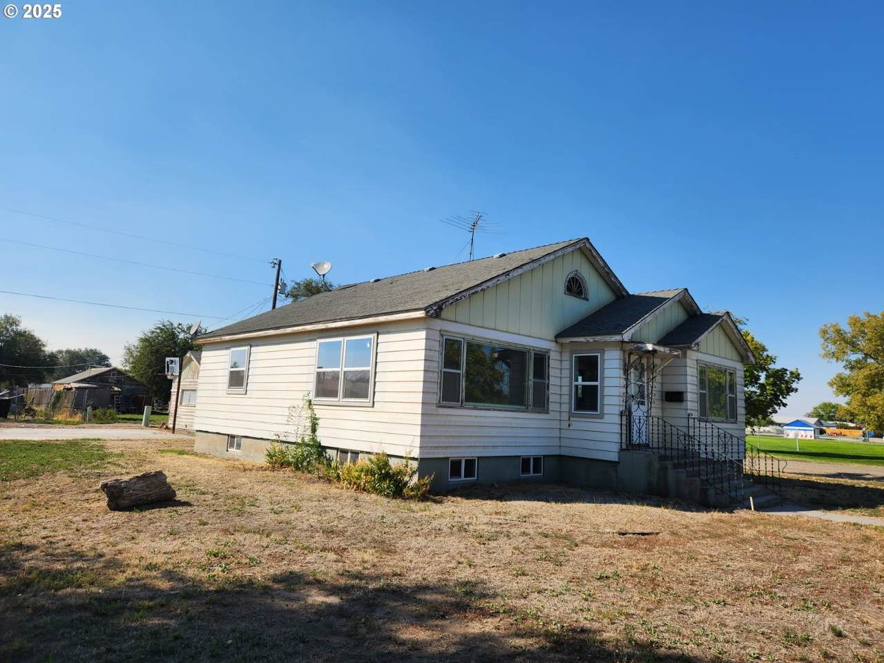 525 4TH St - Photo 1