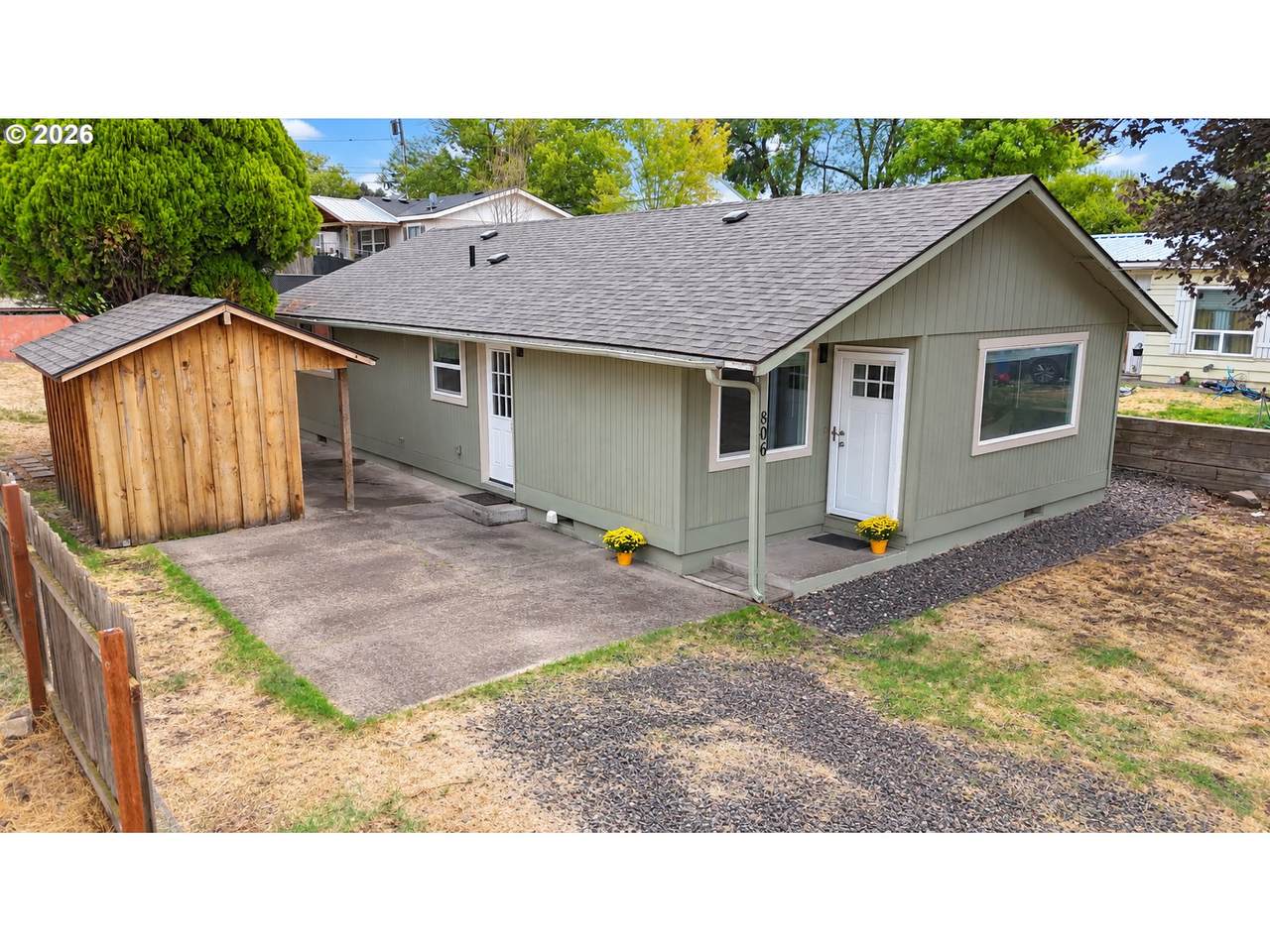 806 15TH St - Photo 1
