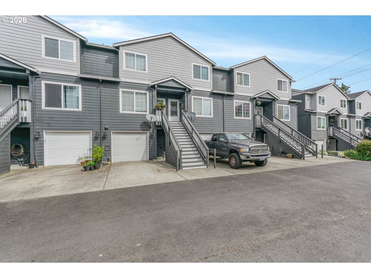 255 18TH St - Photo 1
