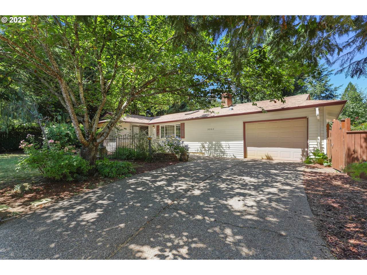 9902 Oakhurst Dr - Photo 1