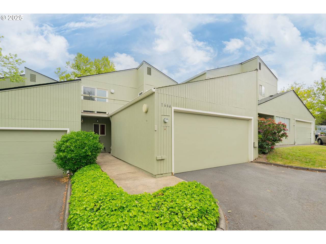 1664 Rolling Hill Dr - Photo 1