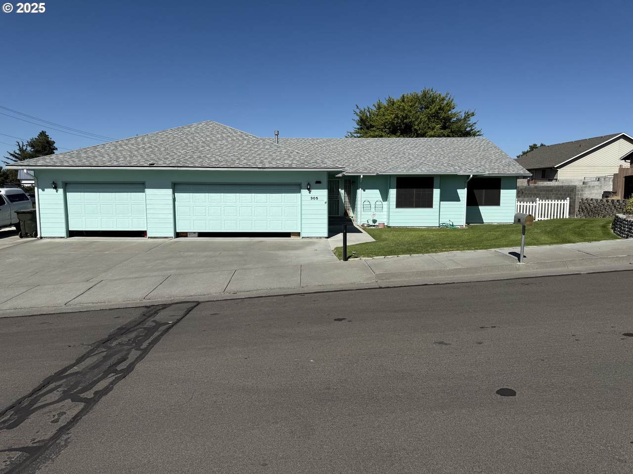 305 9TH Pl - Photo 1