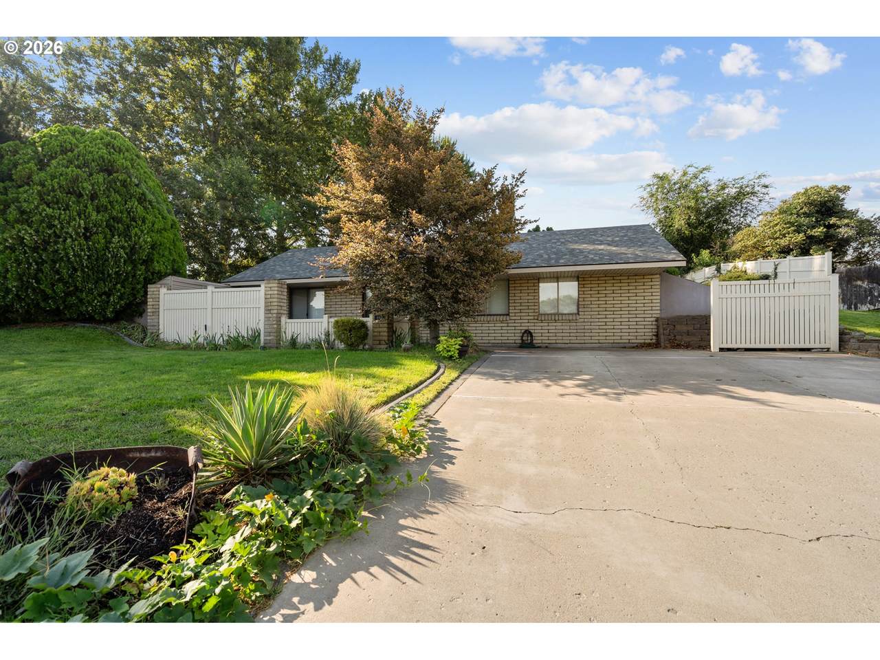860 Tamarack Ave - Photo 1