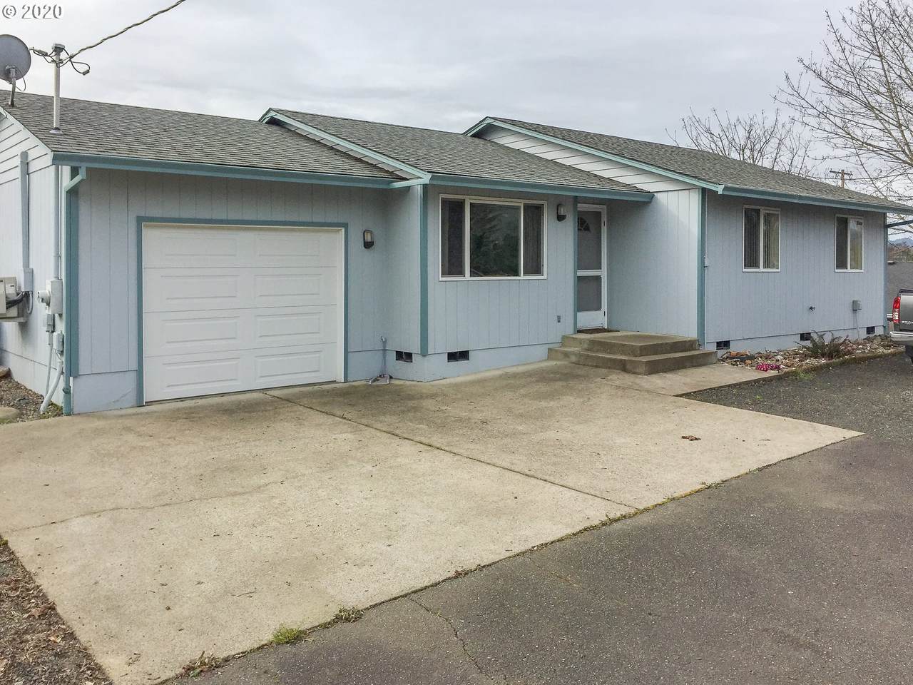 320 Darrell Ave - Photo 1