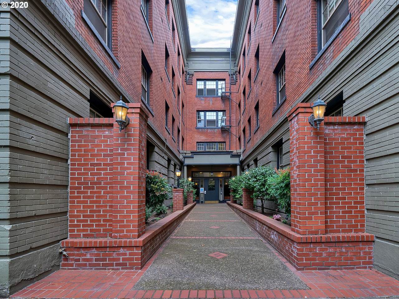 2109 Irving St - Photo 1