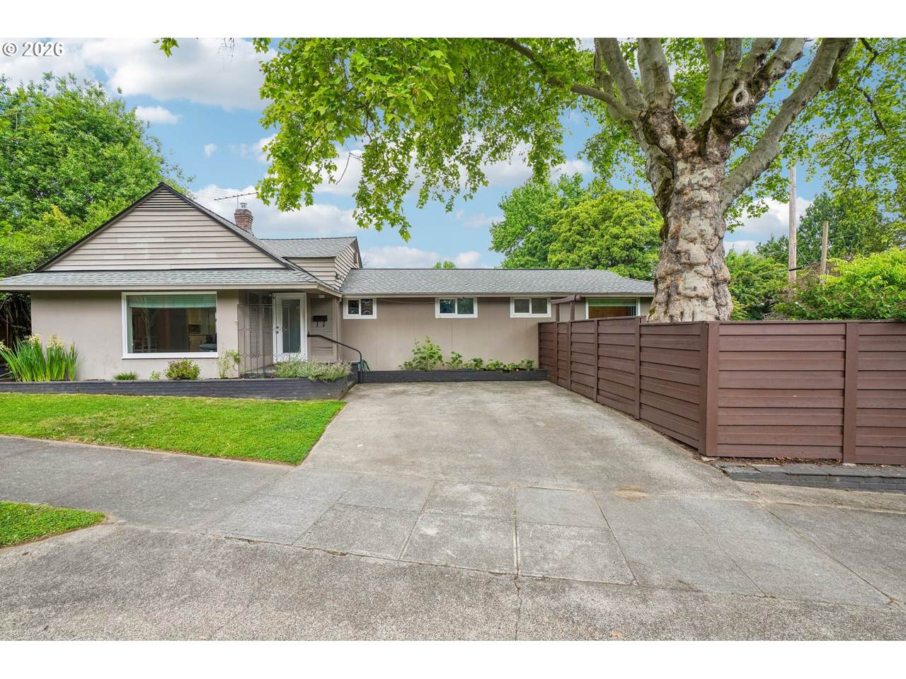 821 Bush St - Photo 1