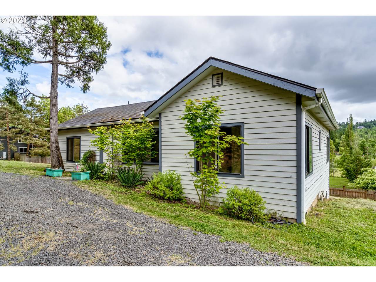 1690 Lorane Hwy - Photo 1