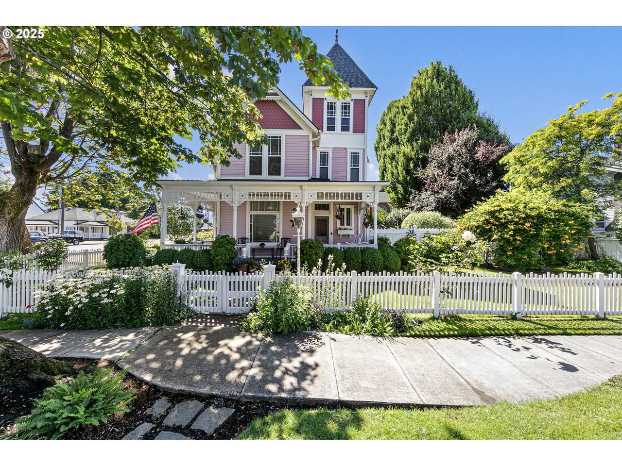 617 Juniper St - Photo 1