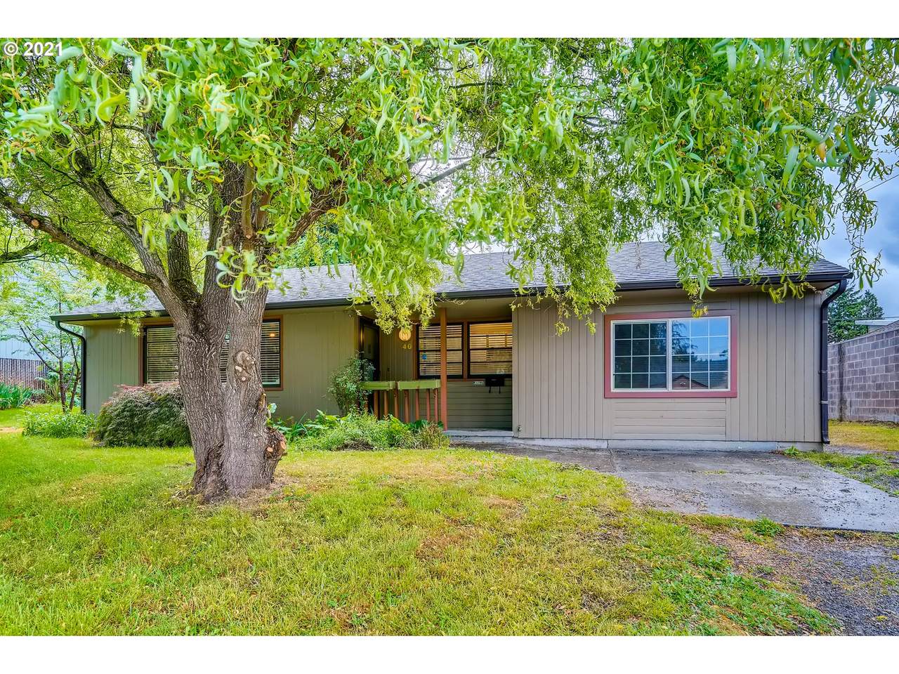 40 89TH Ave - Photo 1