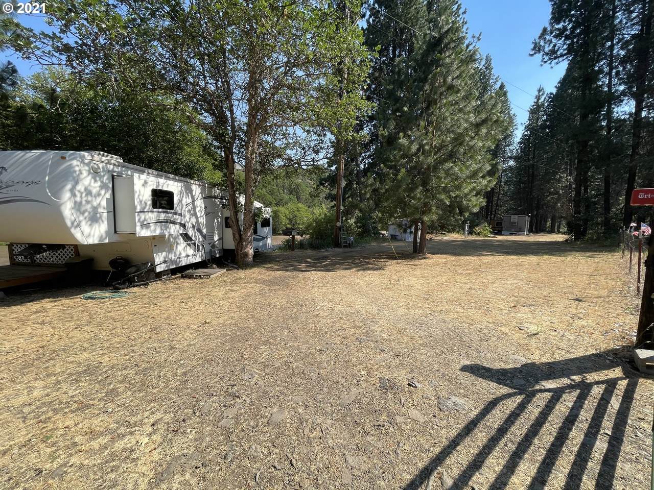 1686 Hwy 142 - Photo 1