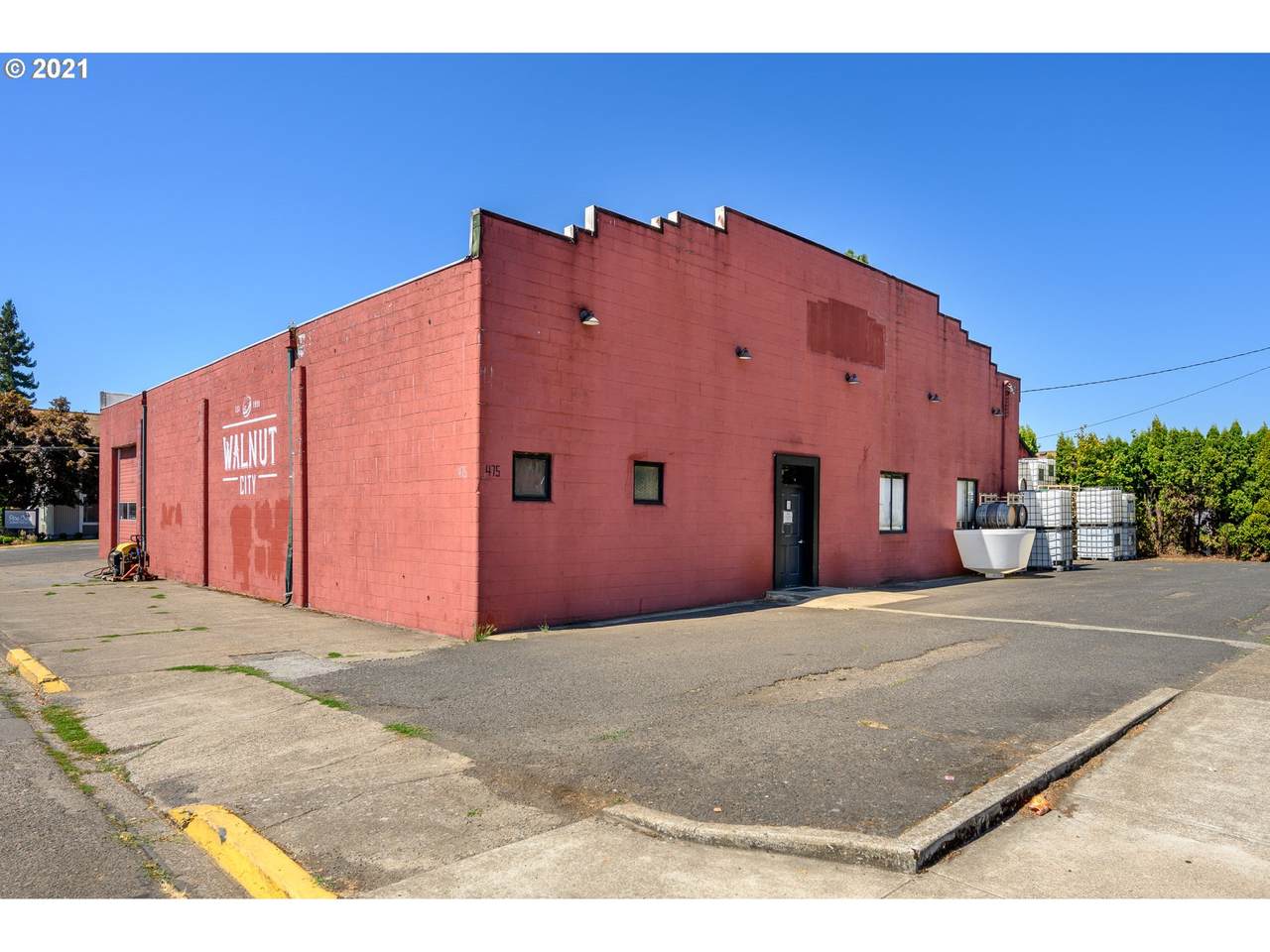 475 17TH St - Photo 1