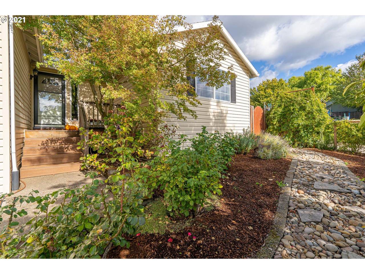909 Hilltop Dr - Photo 1