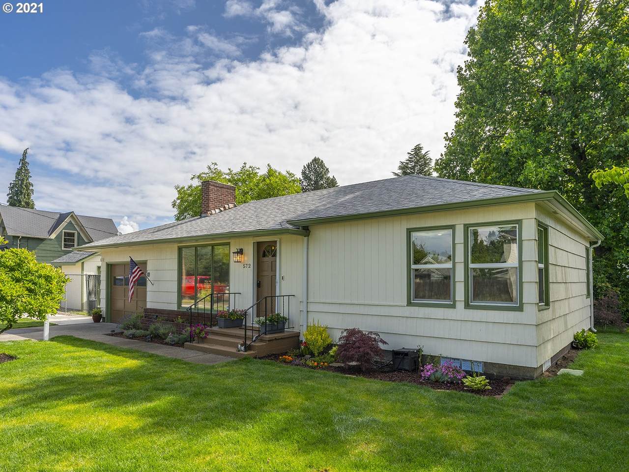 572 6TH Ave - Photo 1