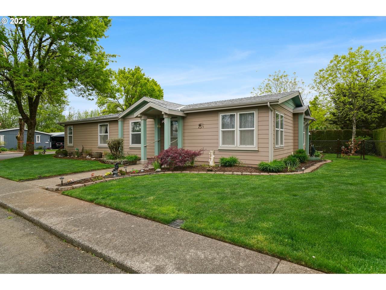 1401 Ellendale Ave - Photo 1