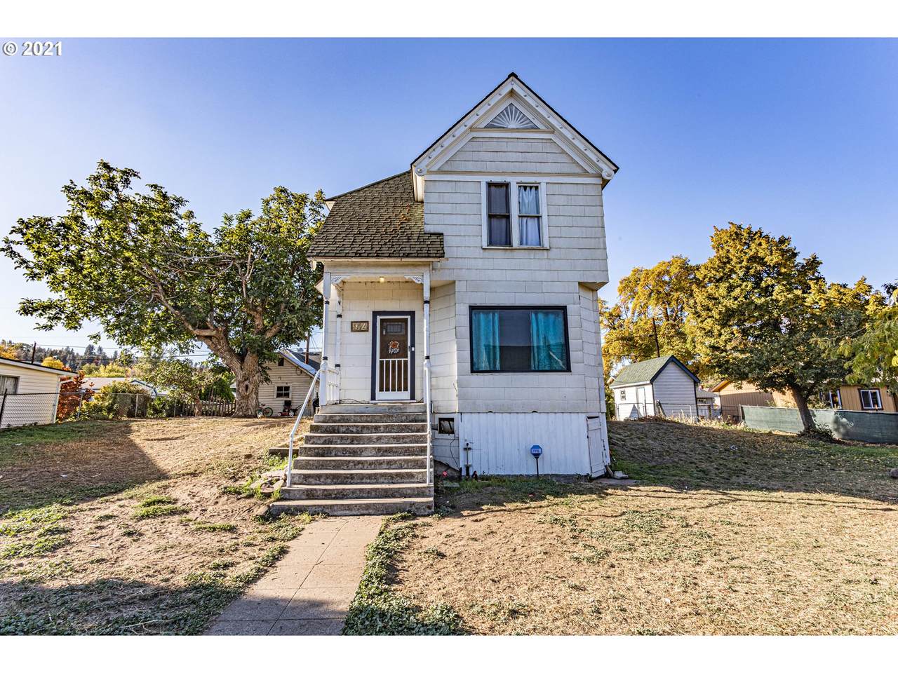 914 10TH St - Photo 1