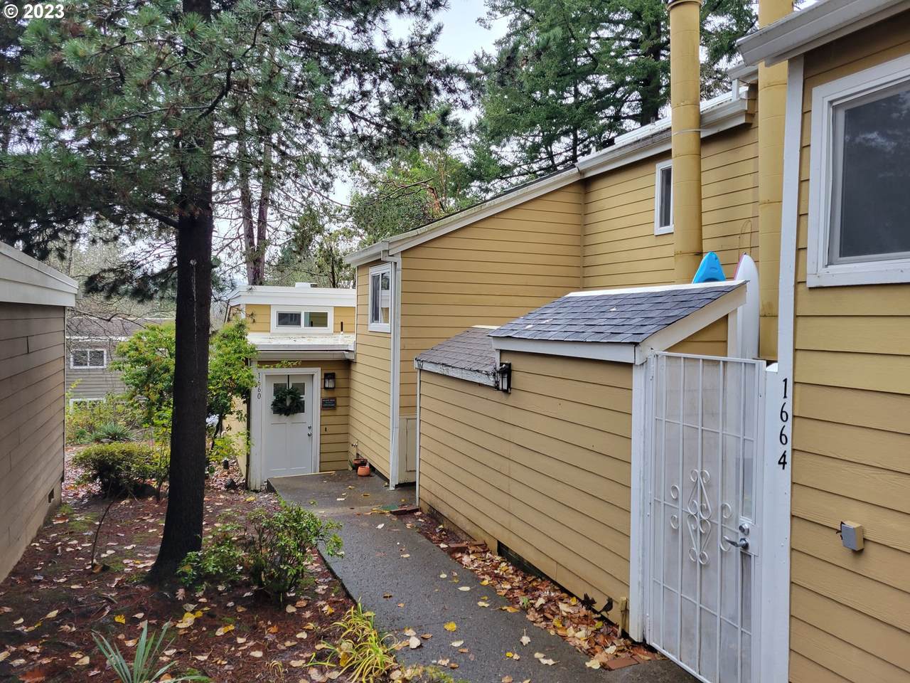 1662 Village Park Pl - Photo 1