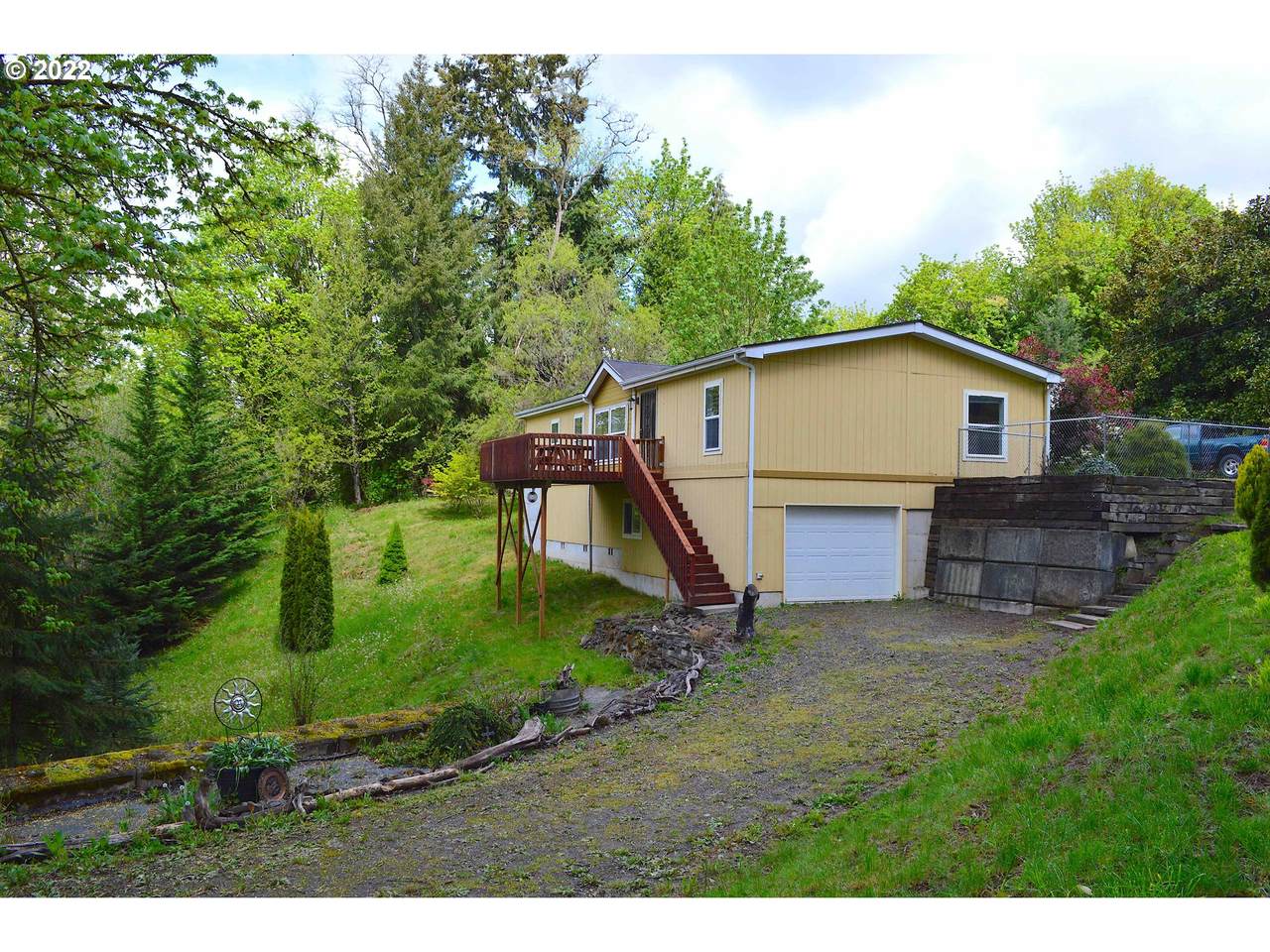 127 Pioneer Ave - Photo 1