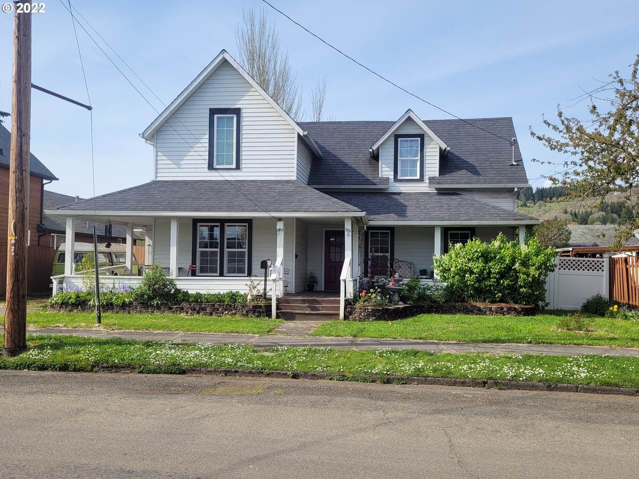 225 Yamhill St - Photo 1