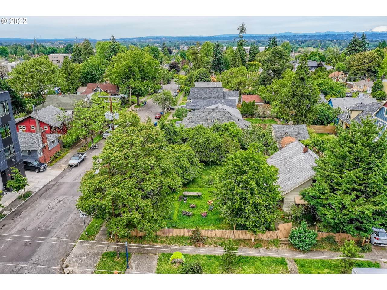 615 Dekum St - Photo 1