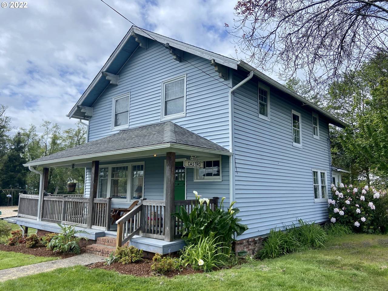 686 Niagara Ave - Photo 1