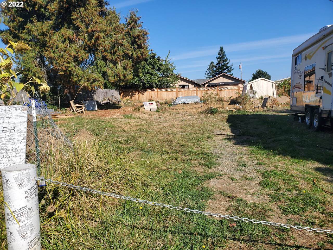 204 Robinson St - Photo 1
