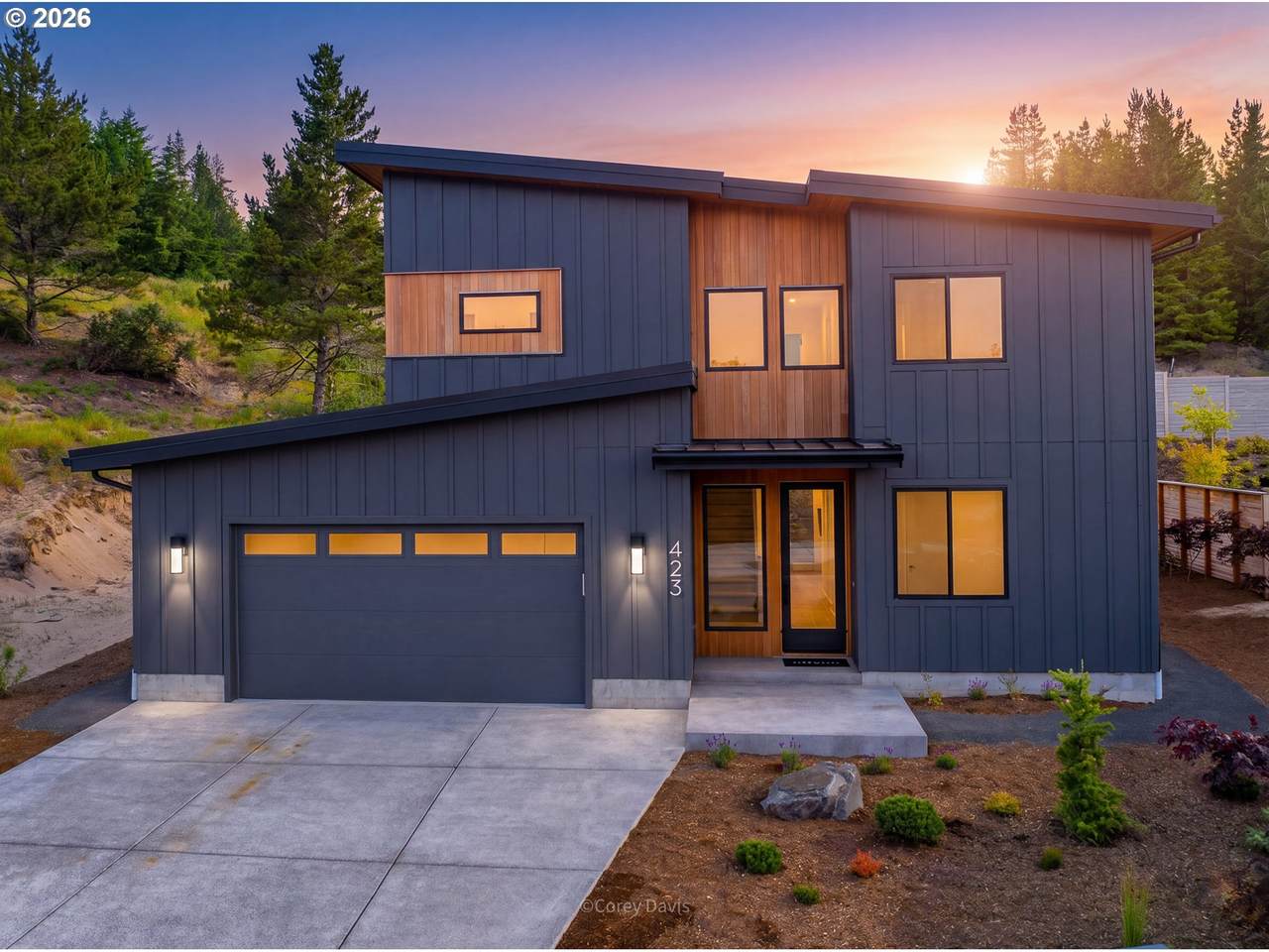 423 Meadows Dr - Photo 1