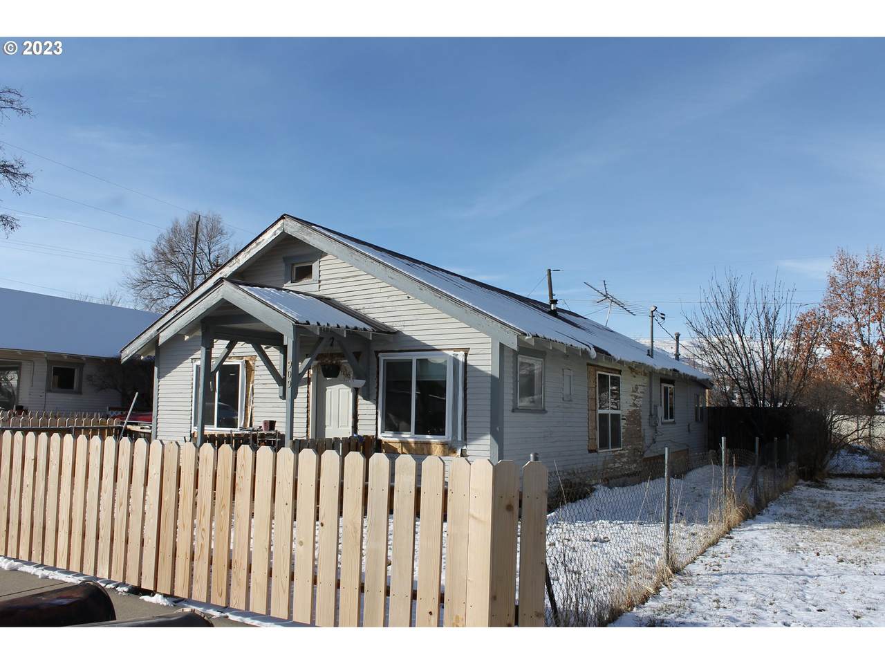 909 Elm St - Photo 1