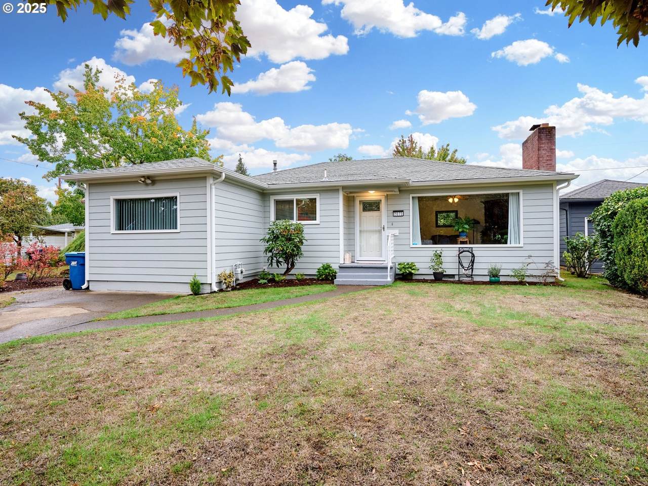 2075 Laurel Ave - Photo 1