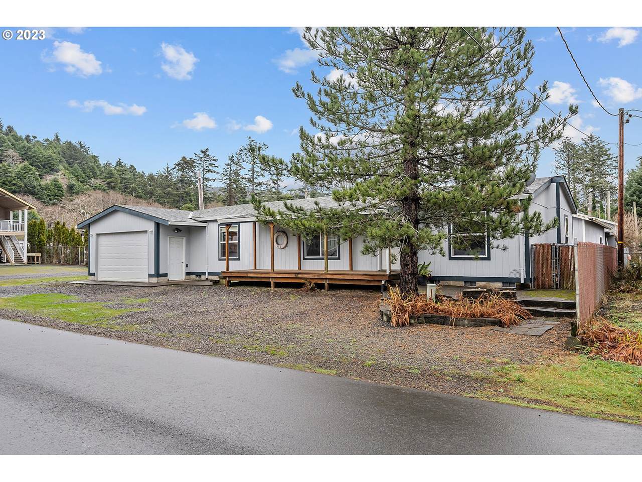 605 Dolphin St - Photo 1