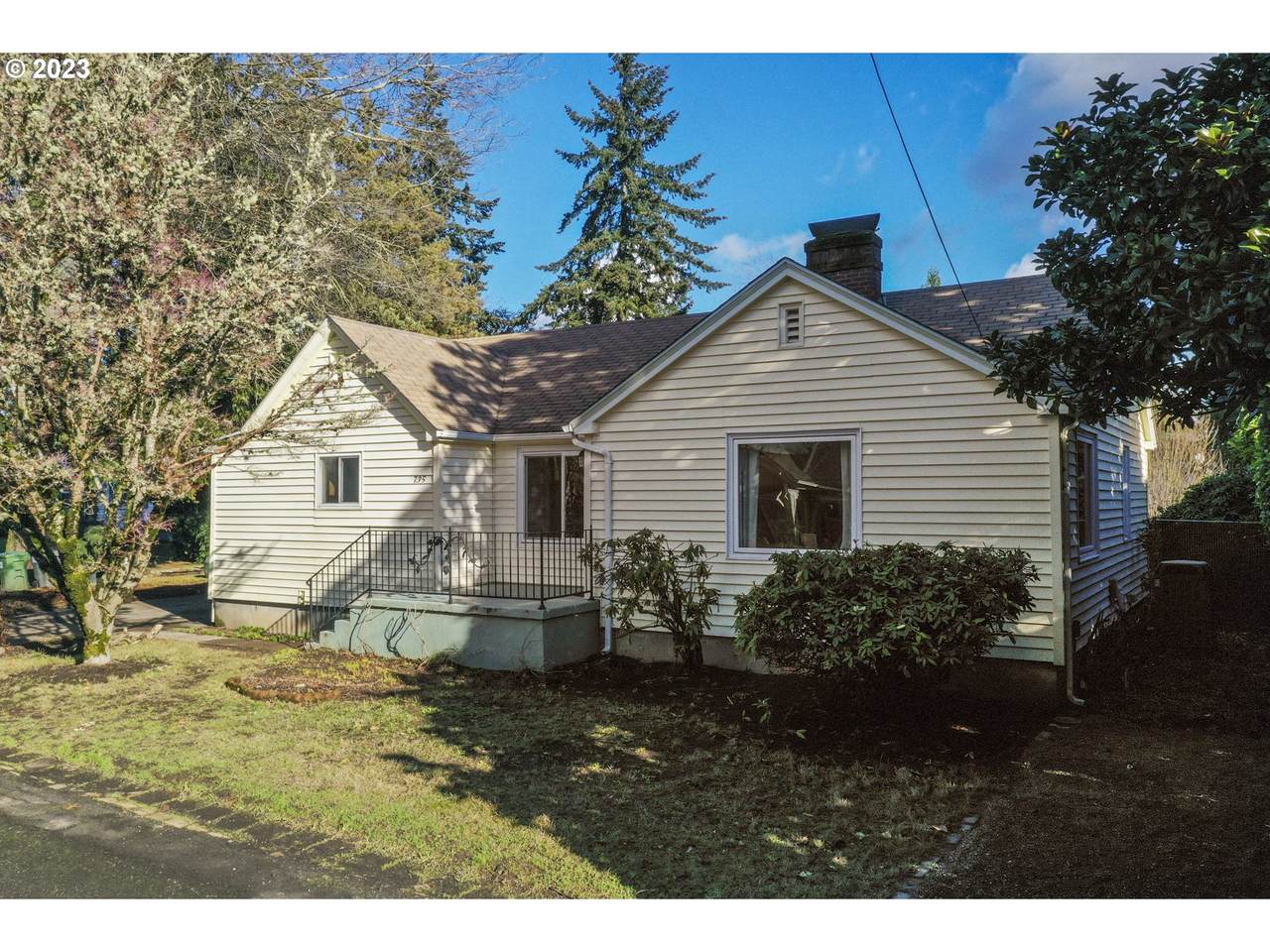 735 Walnut Ave - Photo 1