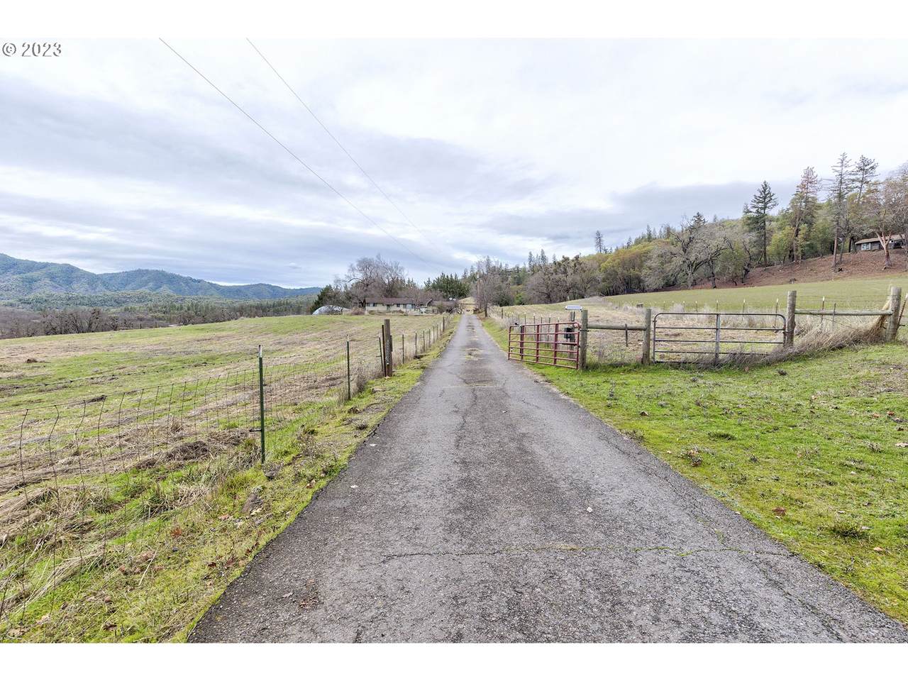 284 Crossway Dr - Photo 1