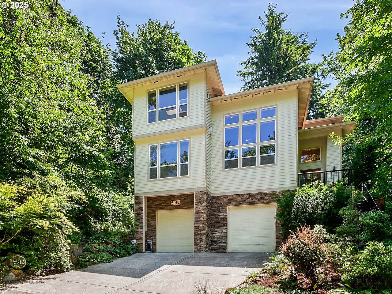 5912 Yamhill St - Photo 1