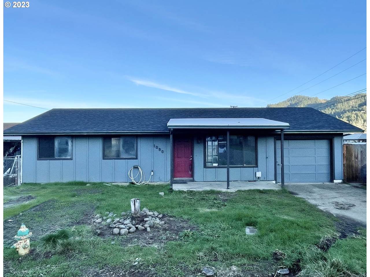 1090 Lester St - Photo 1