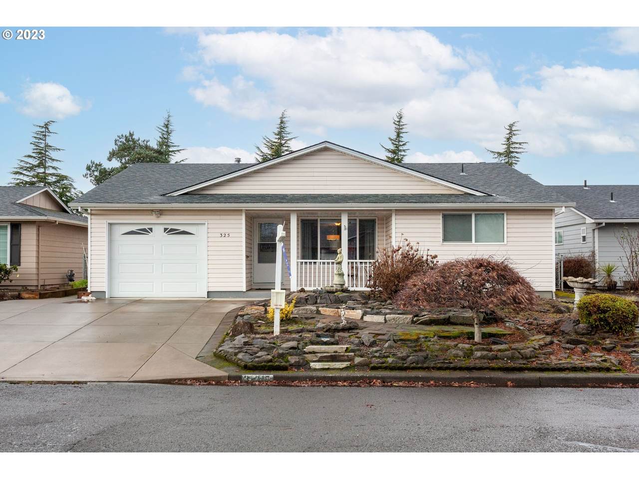 325 Cascade Dr - Photo 1