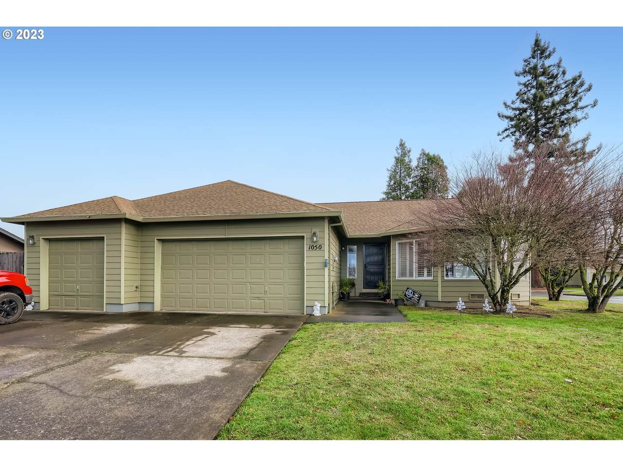 1050 Elana Dr - Photo 1