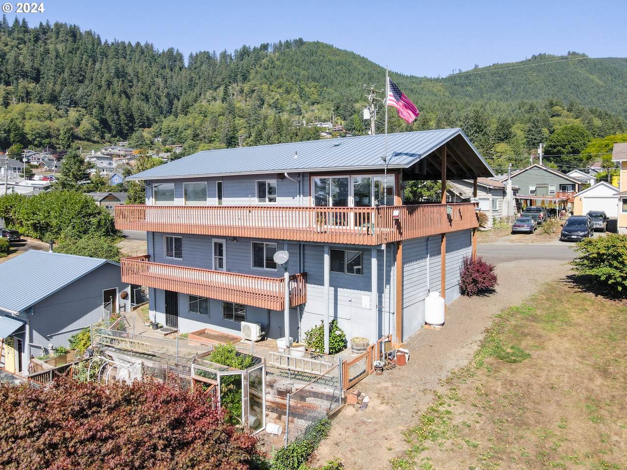 305 Cypress Ave - Photo 1
