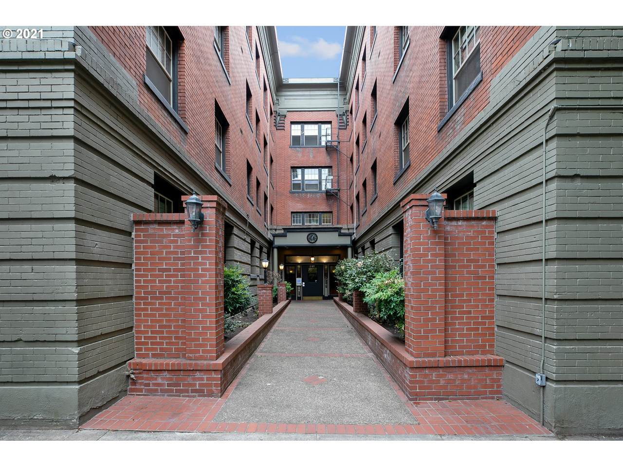 2109 Irving St - Photo 1