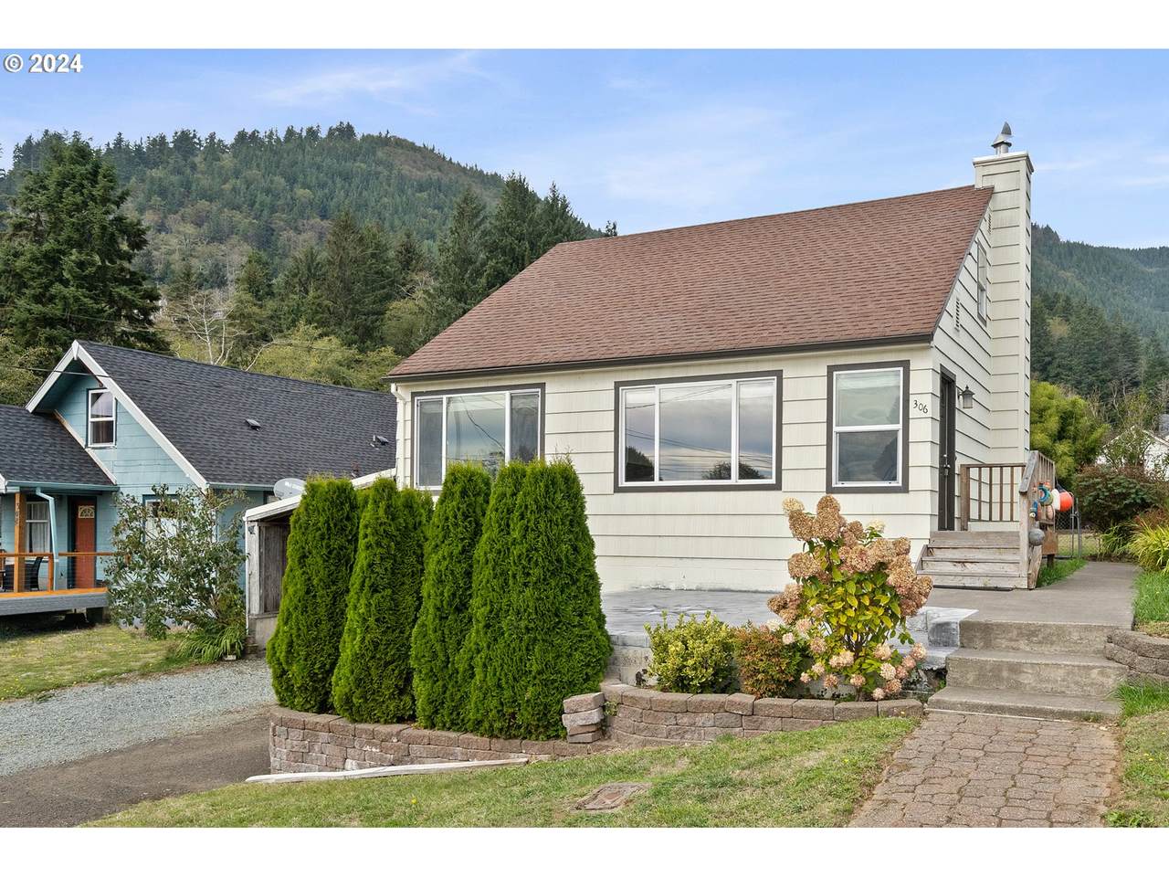 306 Evergreen Ave - Photo 1