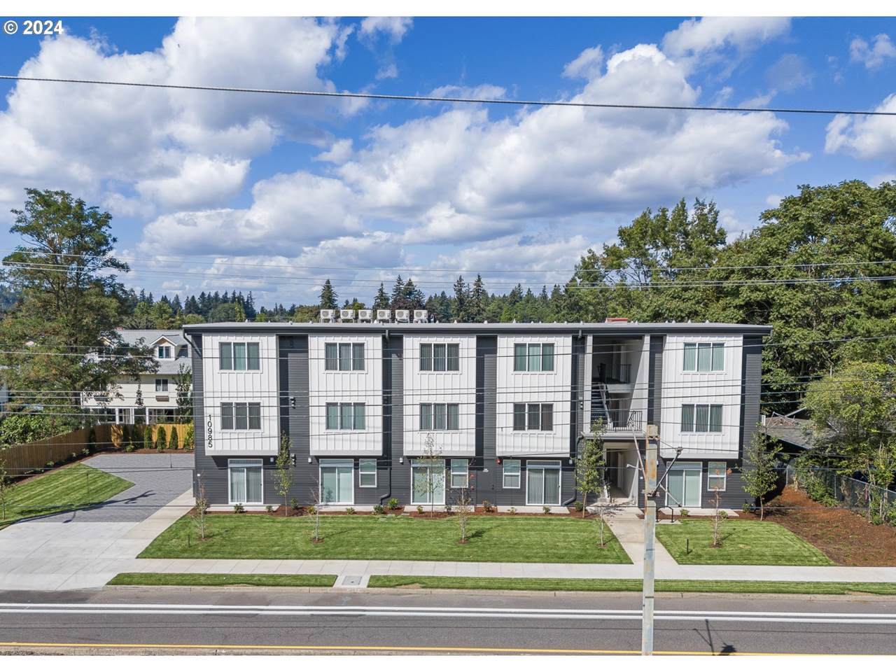 10985 Burnside St - Photo 1