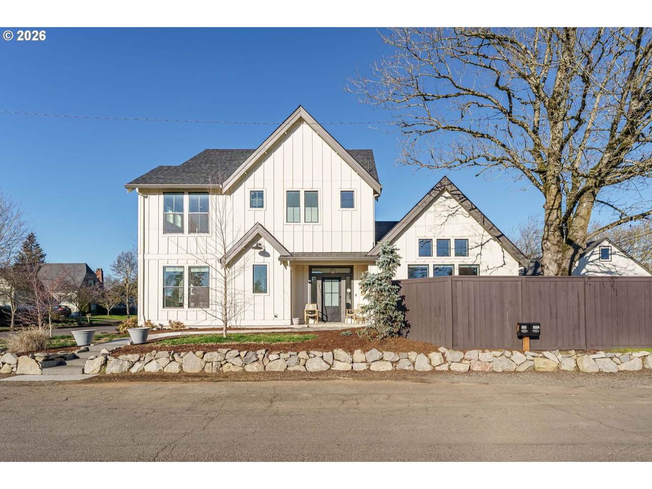 800 37TH St - Photo 1