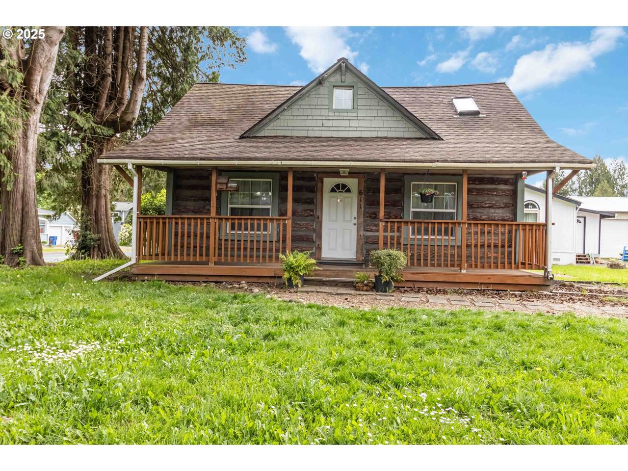611 Pioneer Ave - Photo 1