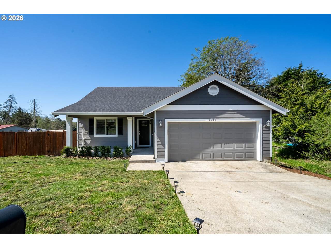 1185 Francis St - Photo 1