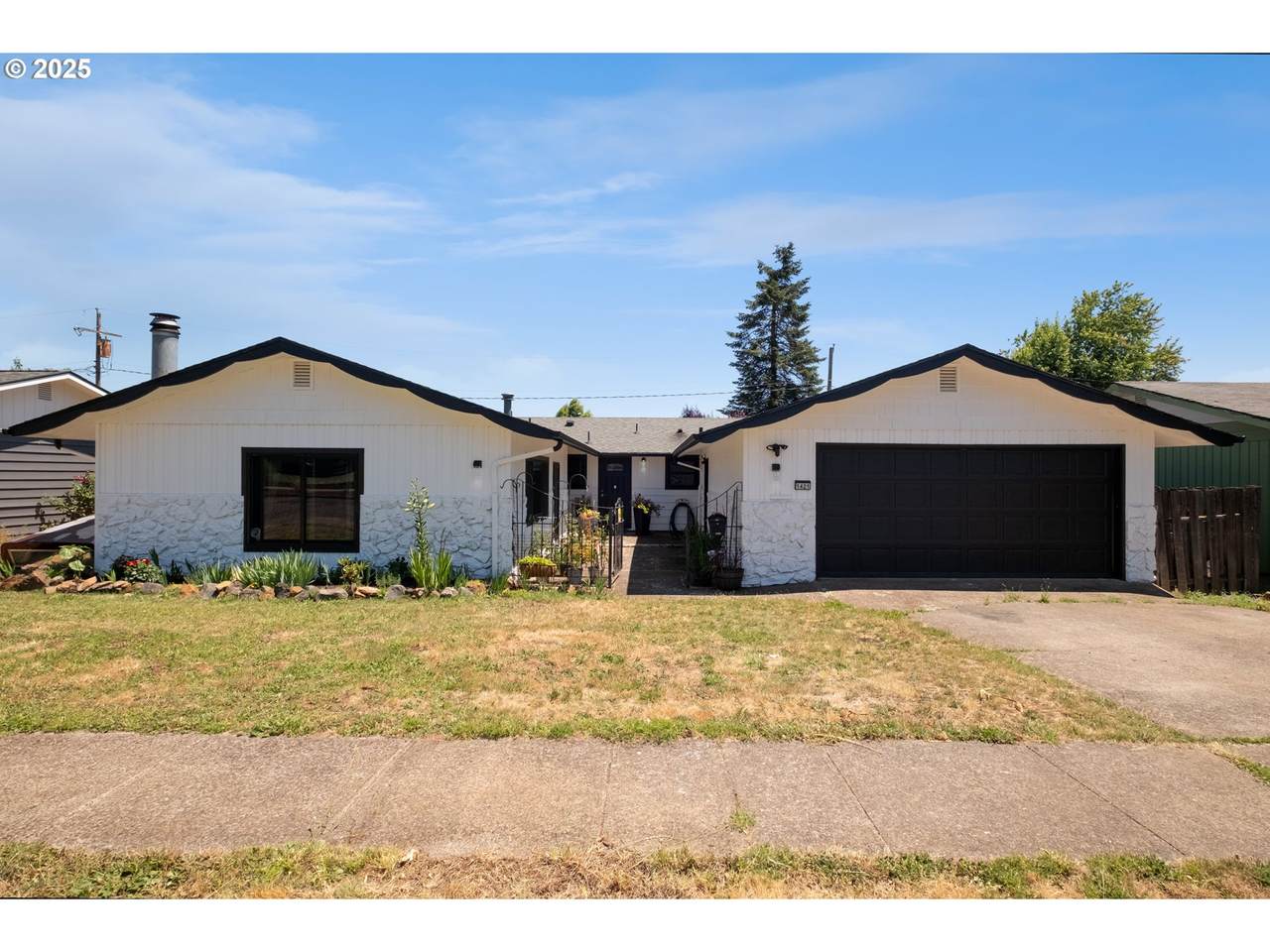 1421 Sunset Ln - Photo 1