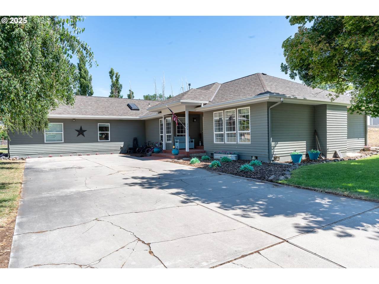 520 6TH St - Photo 1