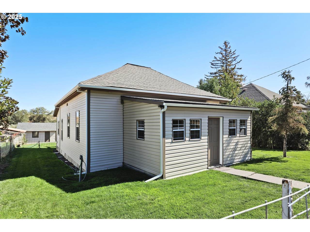 407 Fourth St - Photo 1