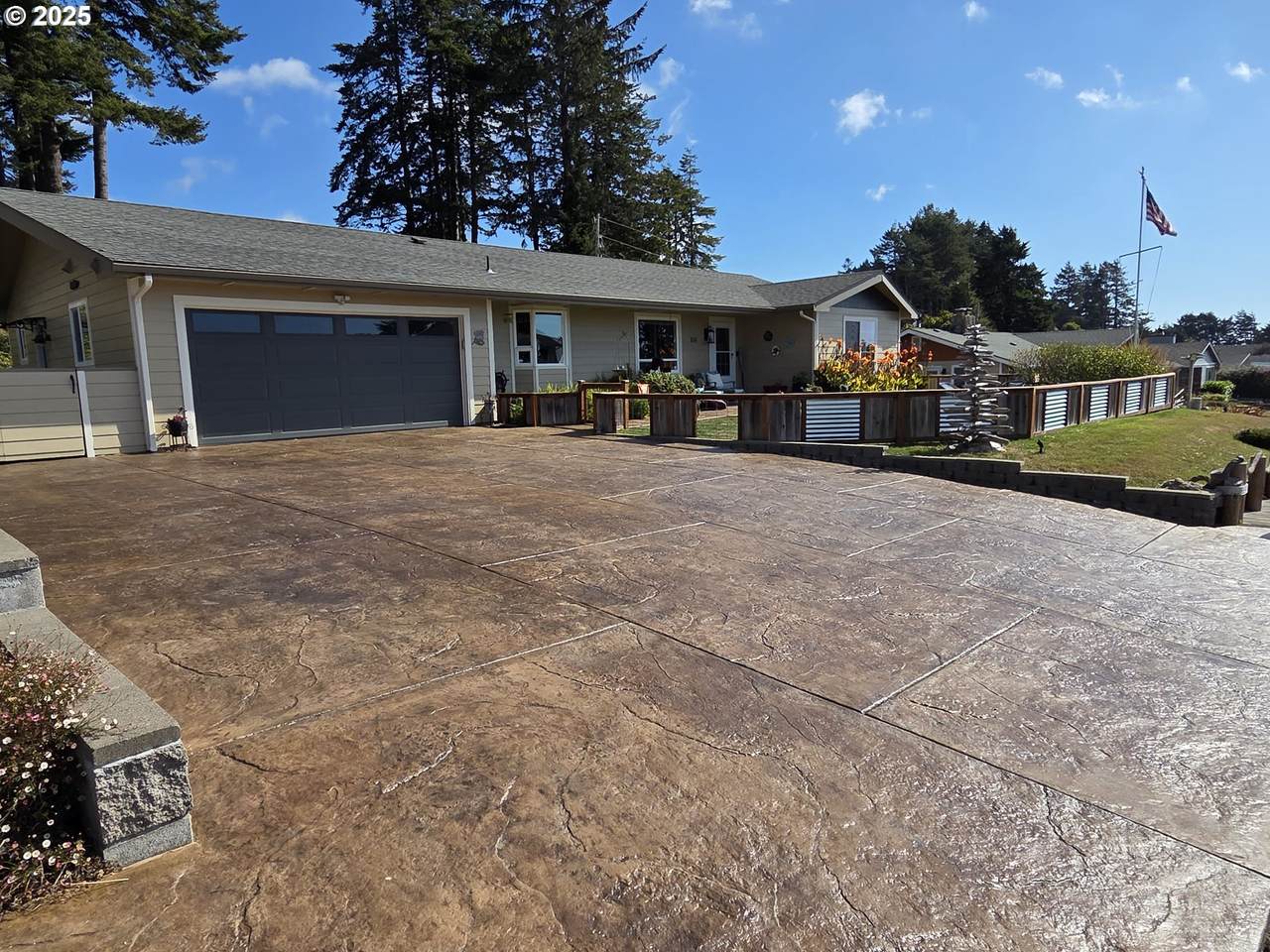 814 Paradise Ln - Photo 1