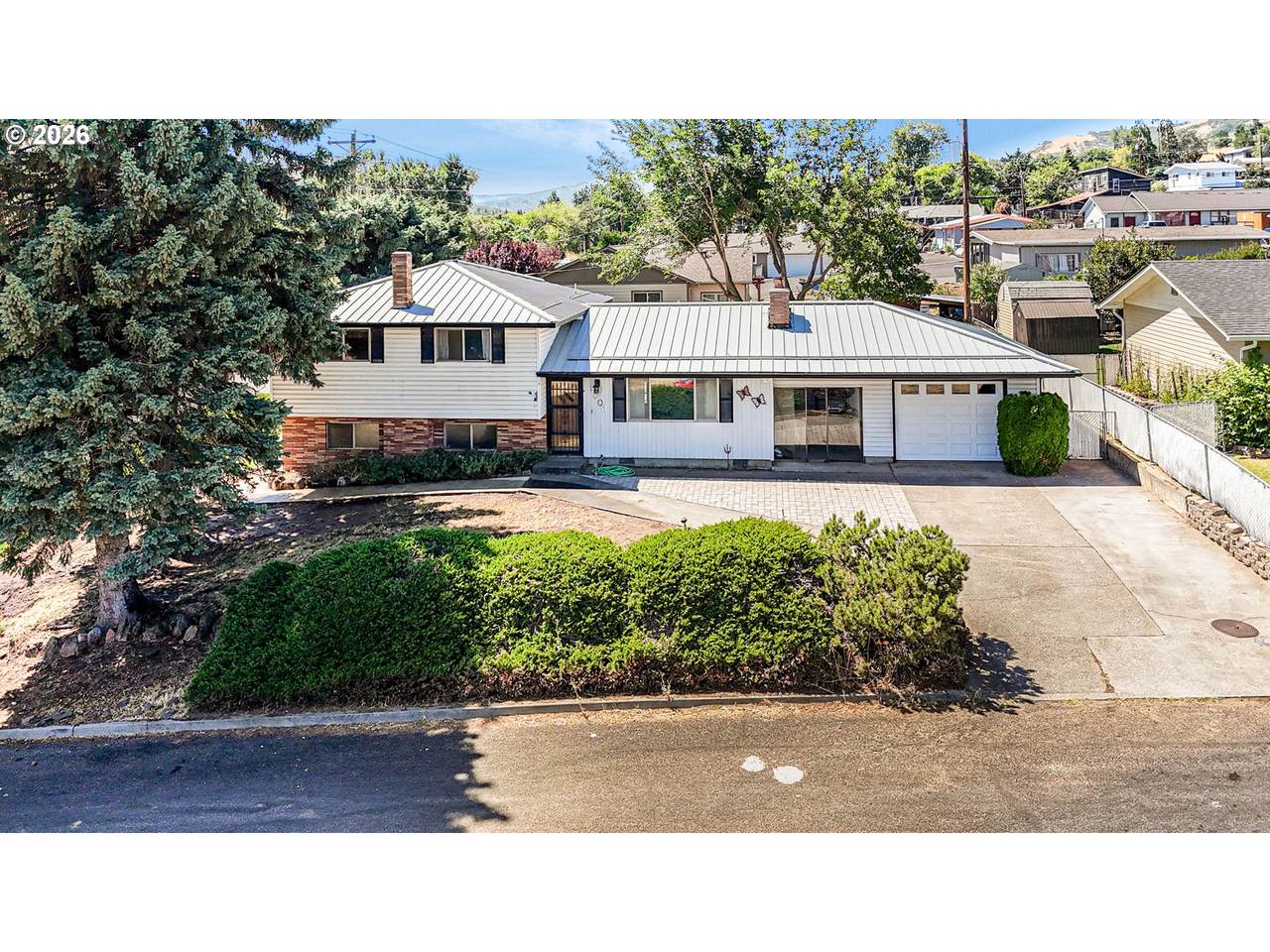 1004 Maple St - Photo 1